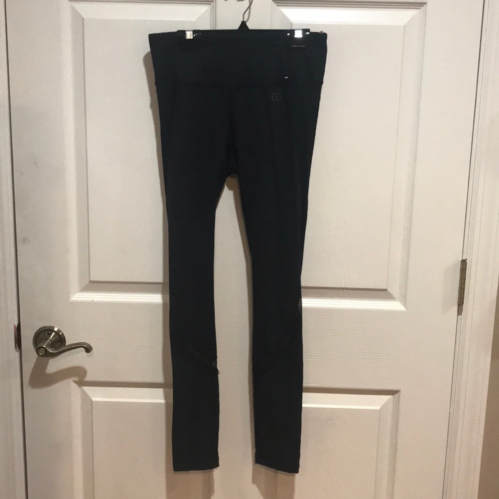 Black stretchy gym leggings.